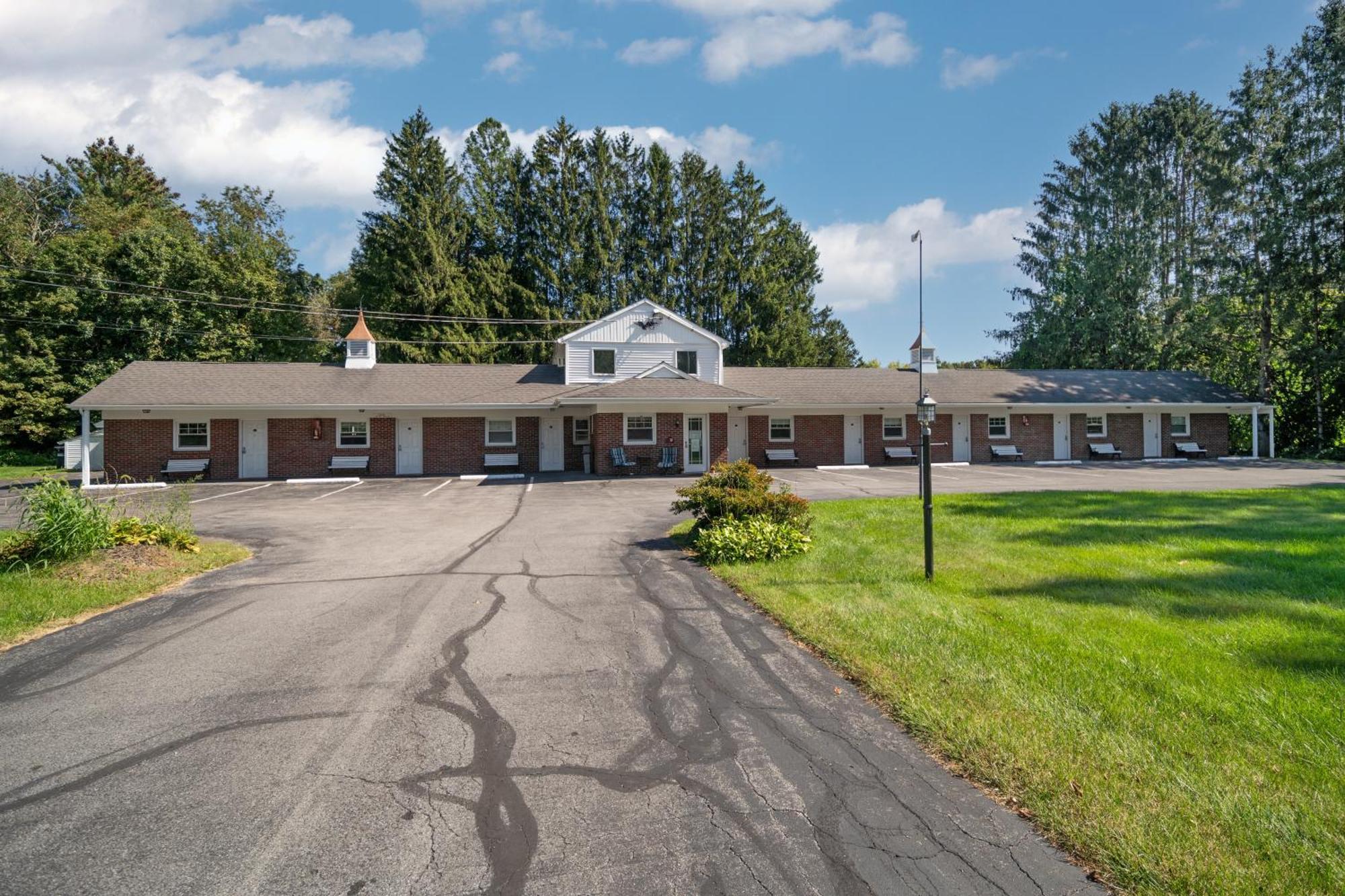 Birches Motel Saratoga Springs Exterior photo
