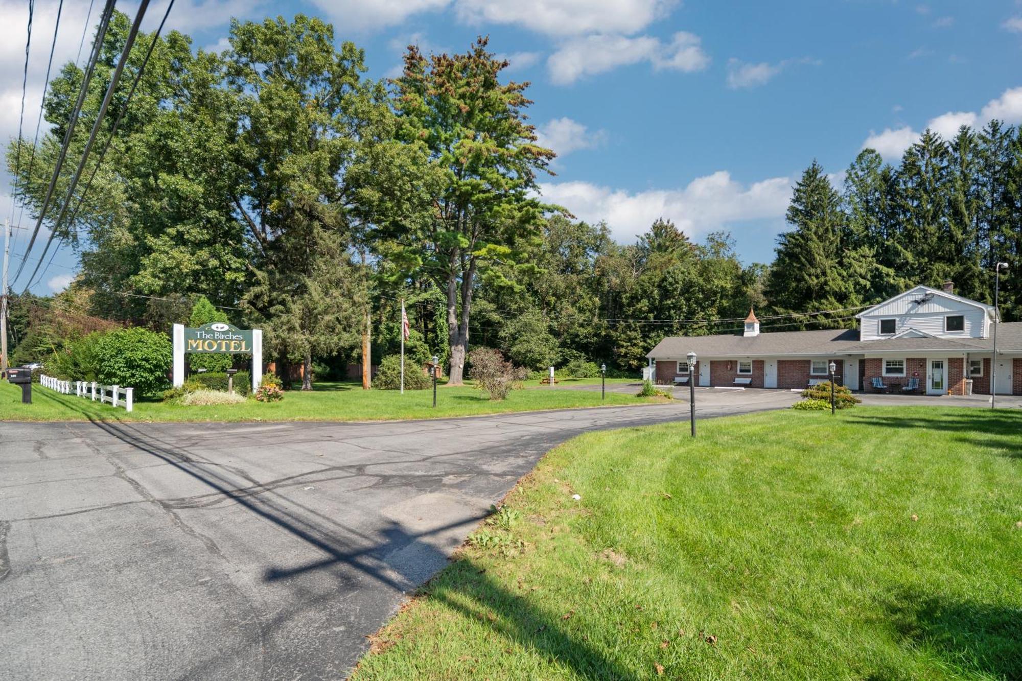 Birches Motel Saratoga Springs Exterior photo